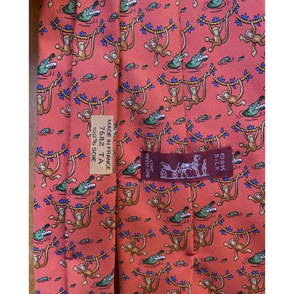 HERMES PINK SILK TIE BRONZE MONKEYS SWINGING ON VINES ABOVE GREEN CROCODILES 60” - Picture 7 of 10
